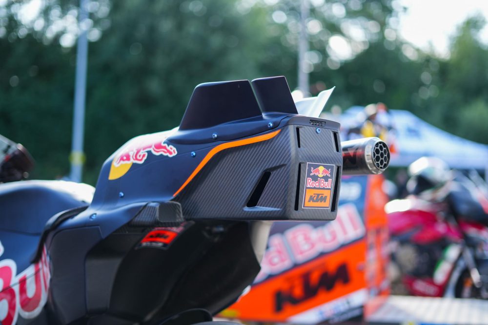 Heck der KTM MotoGP RC16 mit Red Bull Dekor in Nahaufnahme beim AB Moto Sommerfest