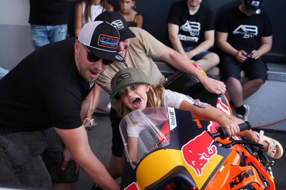 Kind sitzt auf dem KTM MotoGP Simulator beim AB Moto Sommerfest 2026