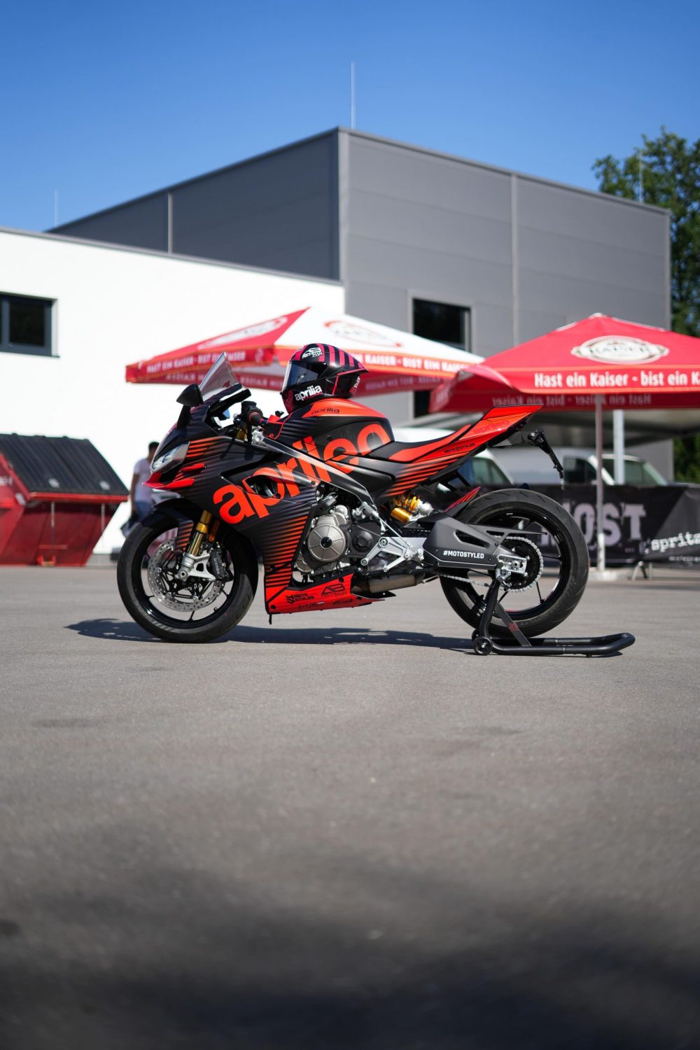 Aprilia RS660 mit Motostyled Dekor unter dem Zelt beim Sommerfest von AB-Moto
