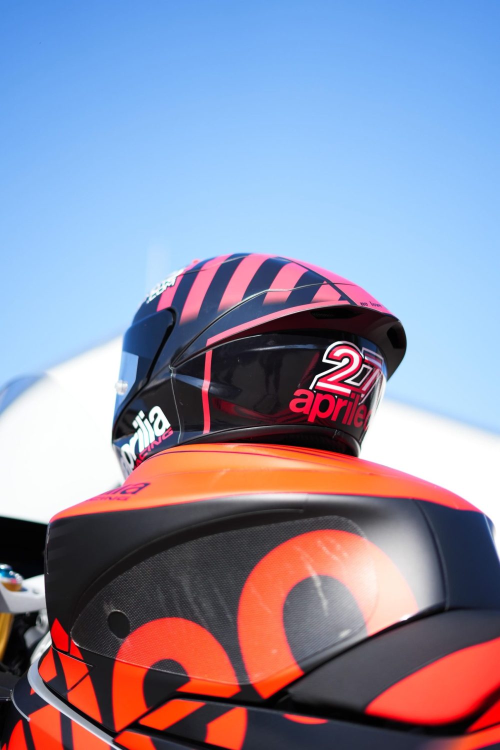 Helm mit Startnummer 27 auf dem Heck einer Aprilia beim AB Moto Sommerfest