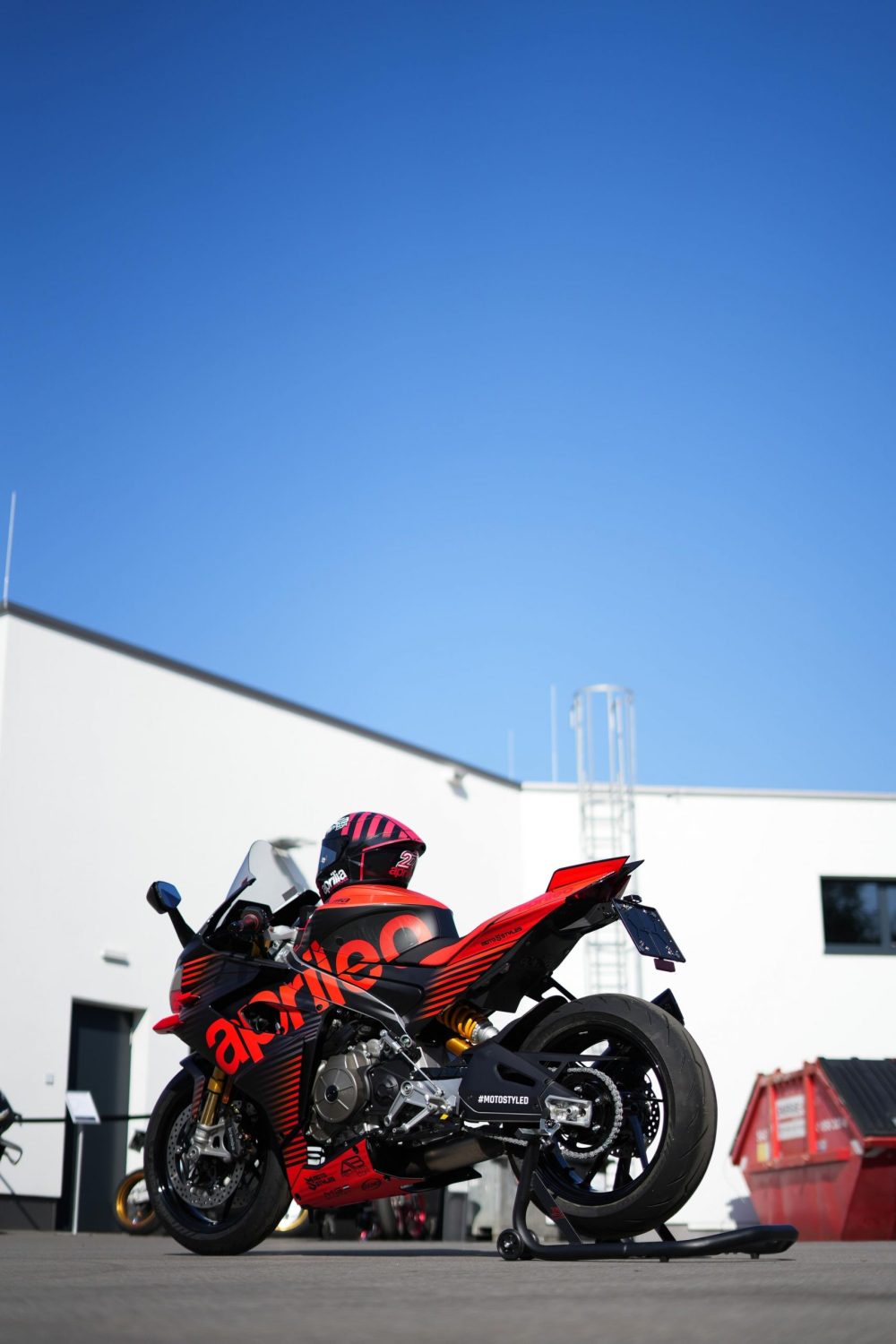 Aprilia RS660 mit Motostyled Dekor vor dem Firmengebäude von AB-Moto in Lungitz