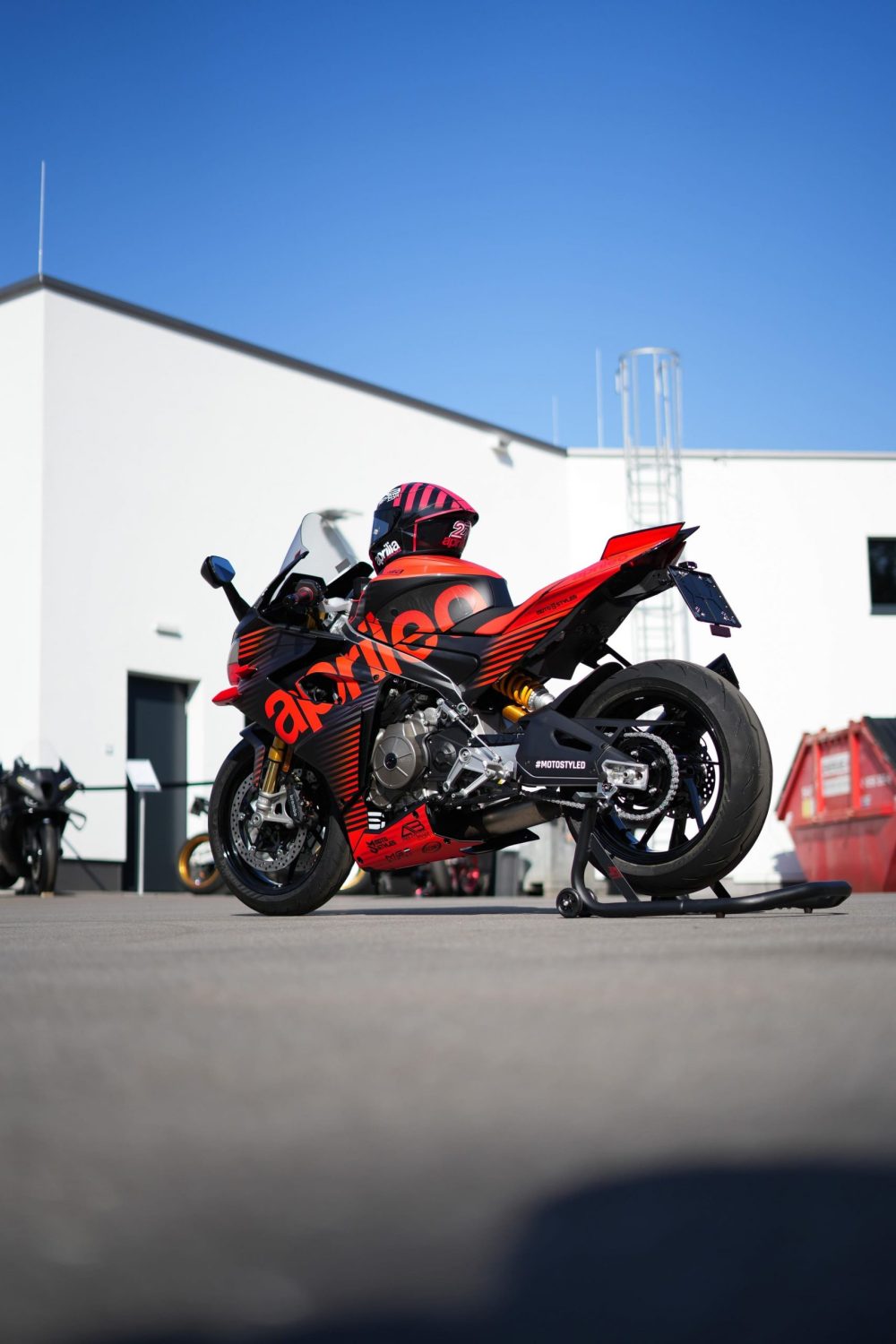 Aprilia RS660 mit Motostyled Dekor vor blauem Himmel beim AB Moto Sommerfest