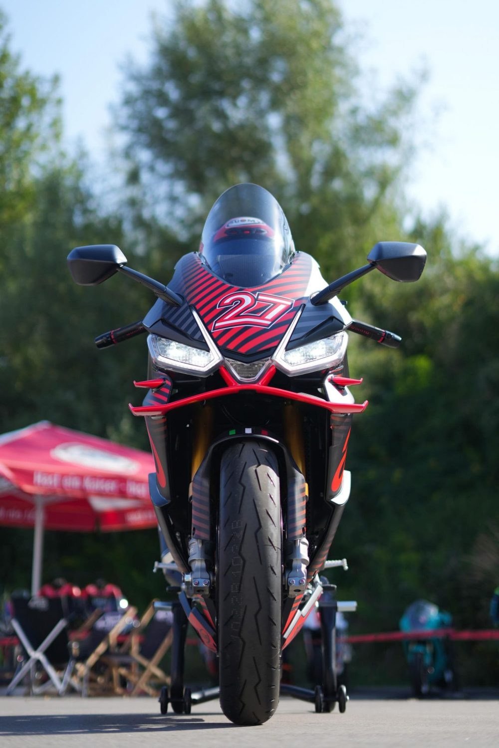Aprilia RS660 frontal vor roten Zelten beim AB Moto Sommerfest 2026