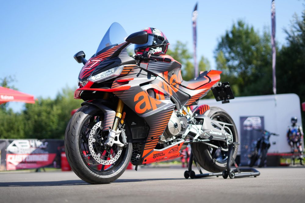 Aprilia RS660 mit Motostyled Dekor zwischen den Zelten beim AB Moto Sommerfest