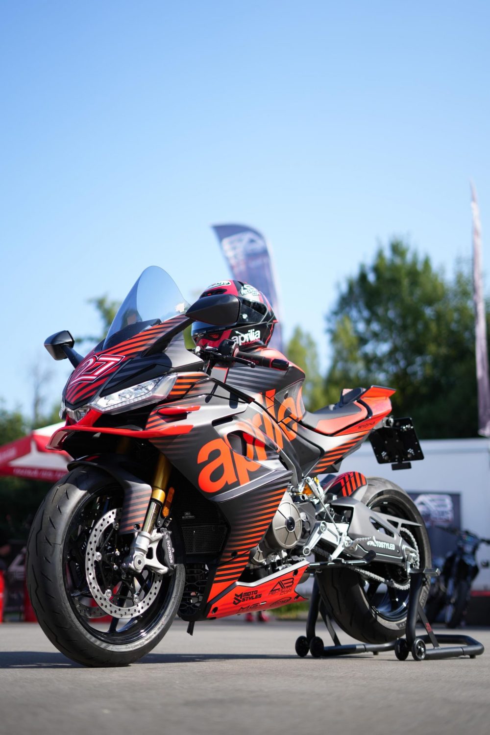 Aprilia RS660 mit Motostyled Dekor im Hochformat beim AB Moto Sommerfest in Lungitz