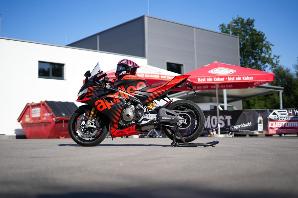 Aprilia RS660 mit Motostyled Dekor vor dem AB-Moto Store in Lungitz