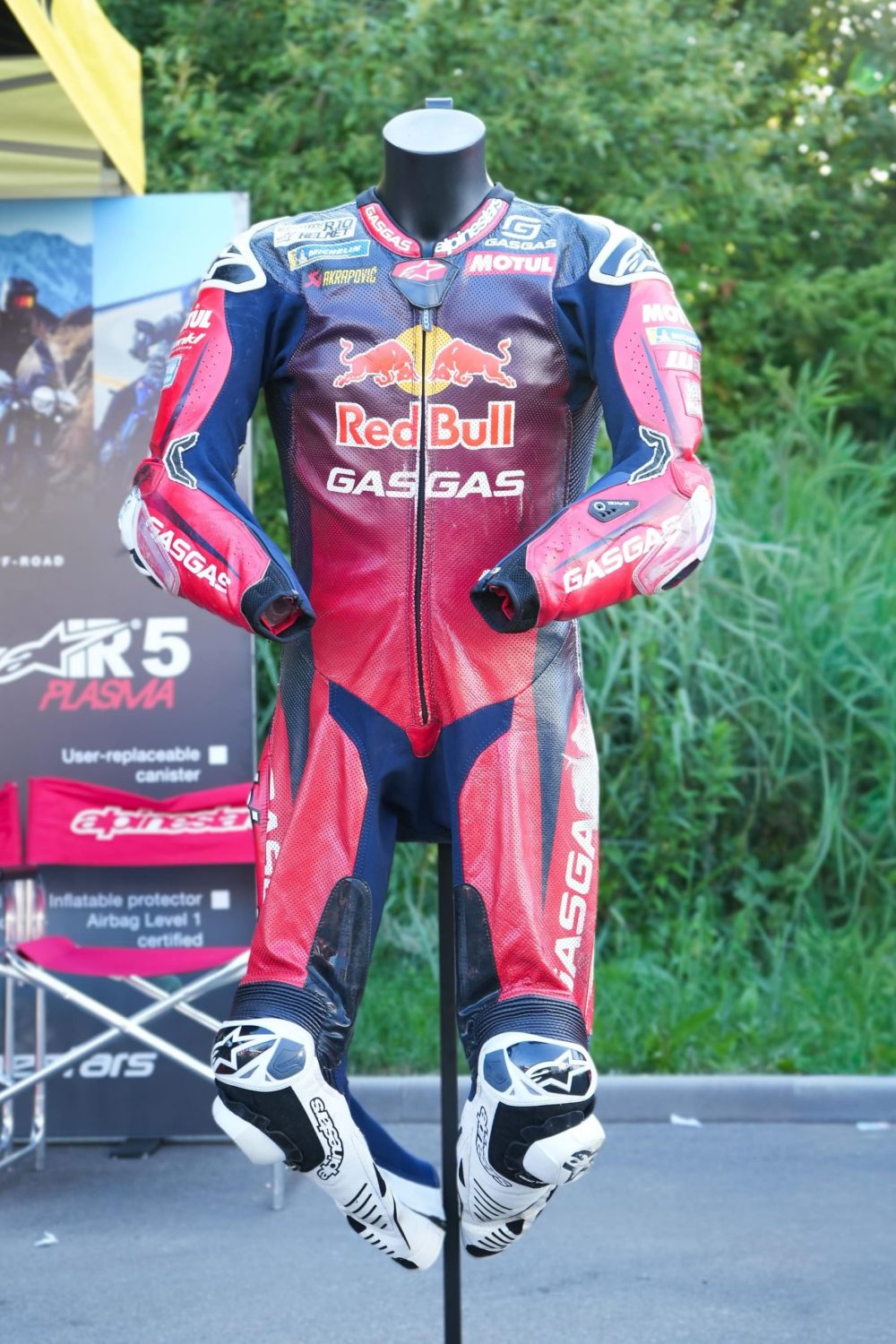 Red Bull KTM Lederkombi von Pedro Acosta auf einer Puppe beim AB Moto Sommerfest