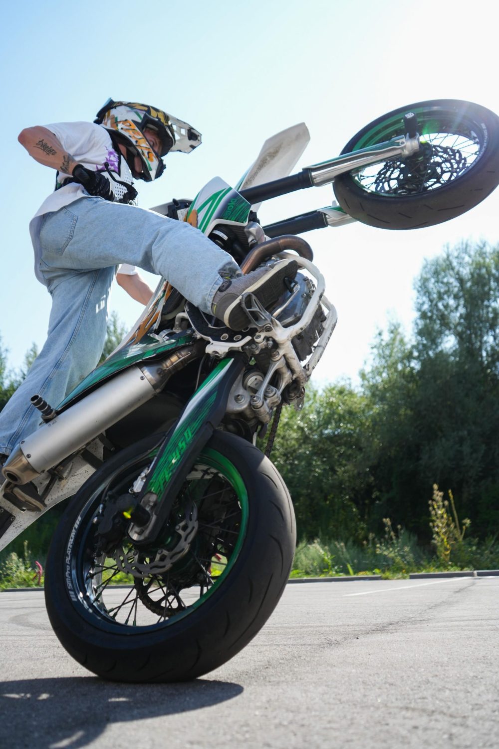 Stuntfahrer Pexis beim Wheelie auf dem Gelände von AB-Moto in Lungitz