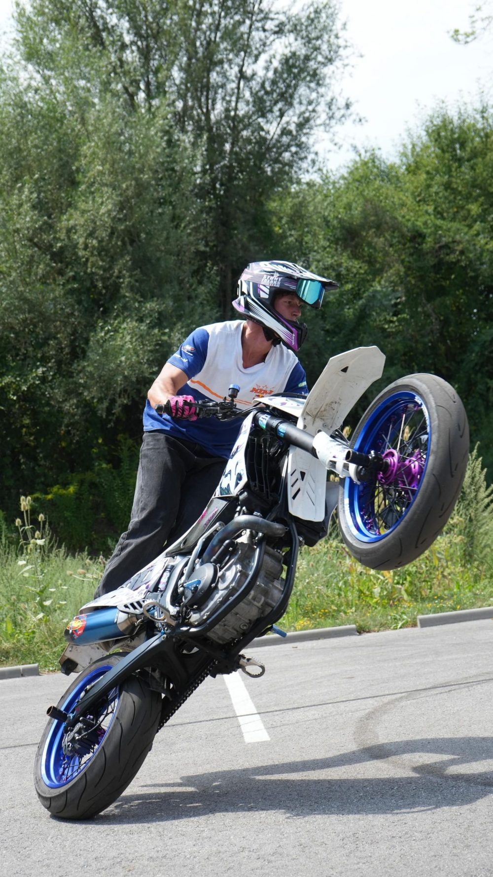 Stuntfahrer beim Standing Wheelie auf dem Gelände von AB-Moto in Lungitz