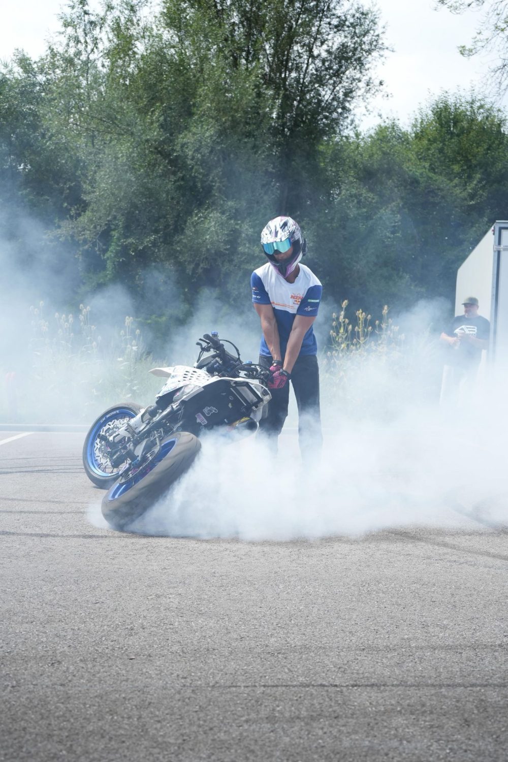 Stuntfahrer im Reifenrauch bei der Stuntshow des AB Moto Sommerfests in Lungitz