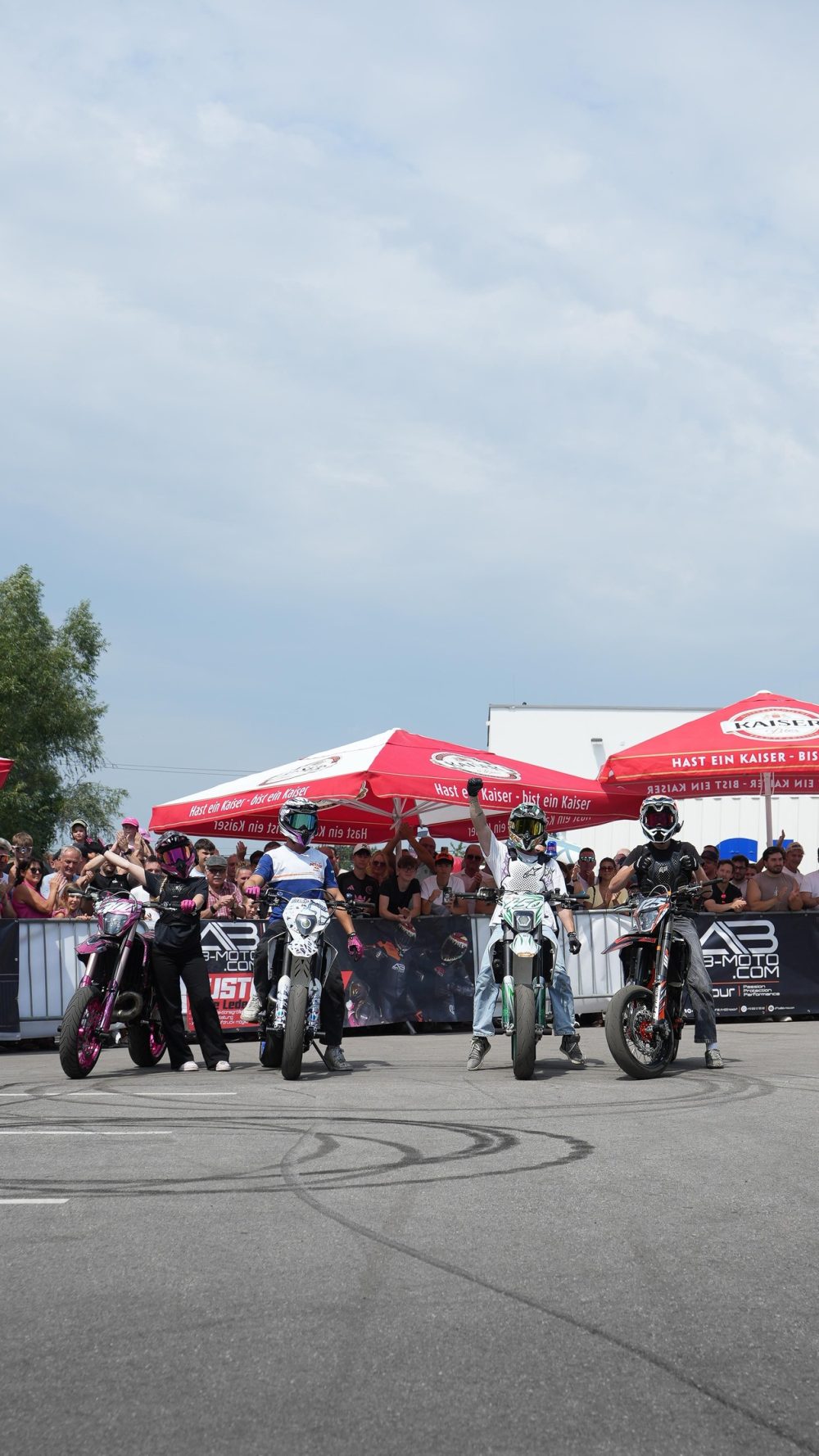 Die vier Stuntfahrer mit ihren Motorrädern beim AB Moto Sommerfest 2026