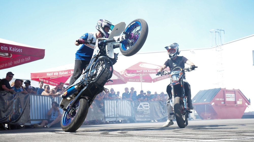 Stuntfahrer macht einen Wheelie vor Zuschauern beim AB Moto Sommerfest 2026