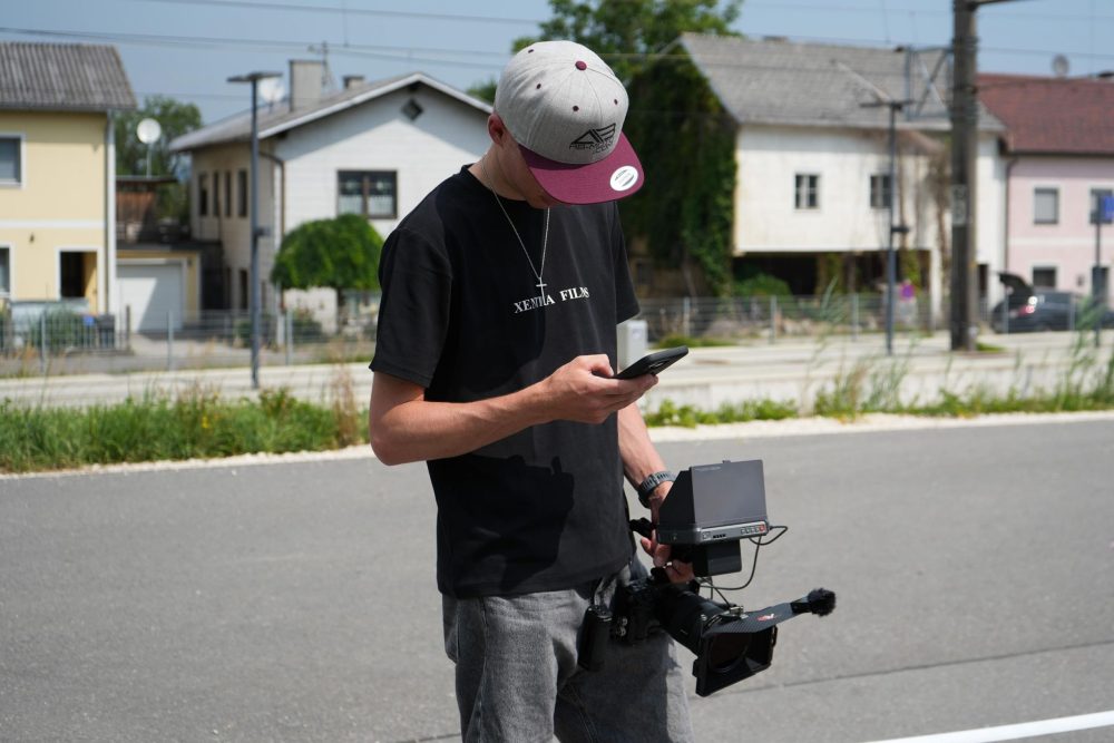 Videograf Jannis Danner prüft die Aufnahmen am Monitor beim AB Moto Sommerfest