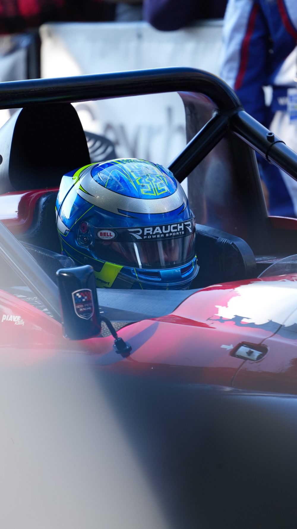 Bergrennen St. Agatha 2026 | Oberösterreich Fahrer mit blauem Helm sitzt im Cockpit, am Fahrzeug ist der Schriftzug Rauch zu lesen