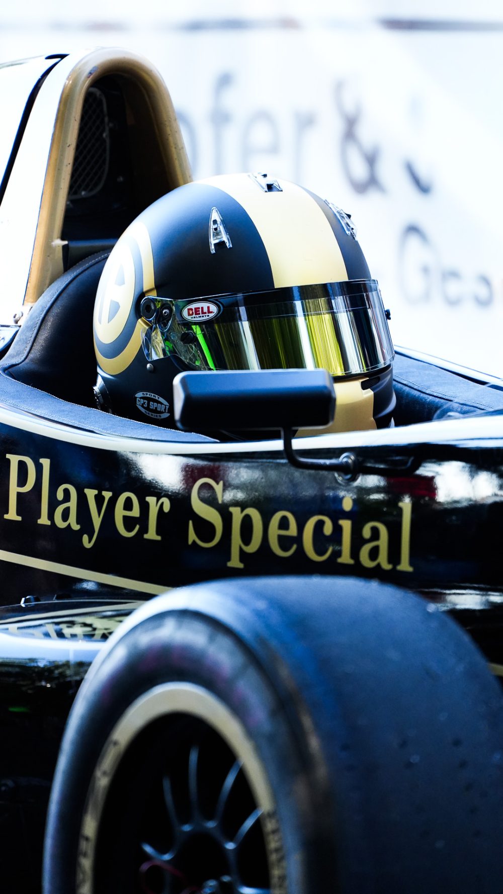 Bergrennen St. Agatha 2026 | Oberösterreich Fahrer mit schwarz goldenem Helm sitzt im Cockpit des Proto mit Player Special Aufschrift