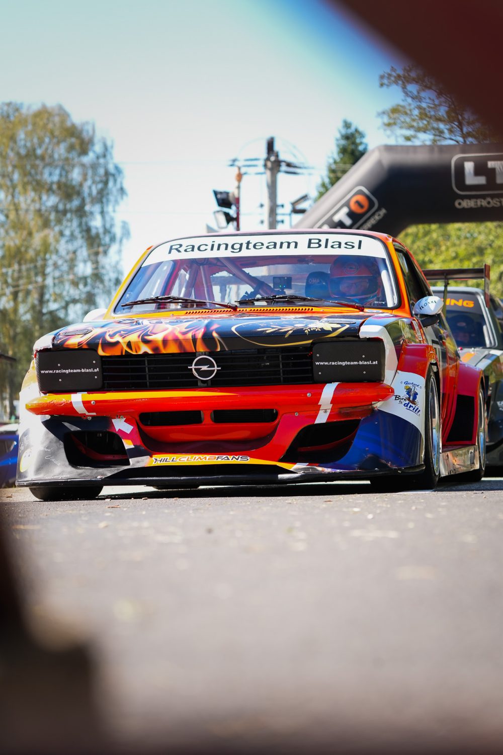 Bergrennen St. Agatha 2026 | Oberösterreich Orange rotes Opel Rallyefahrzeug des Racingteam Blasi fährt auf der Strecke