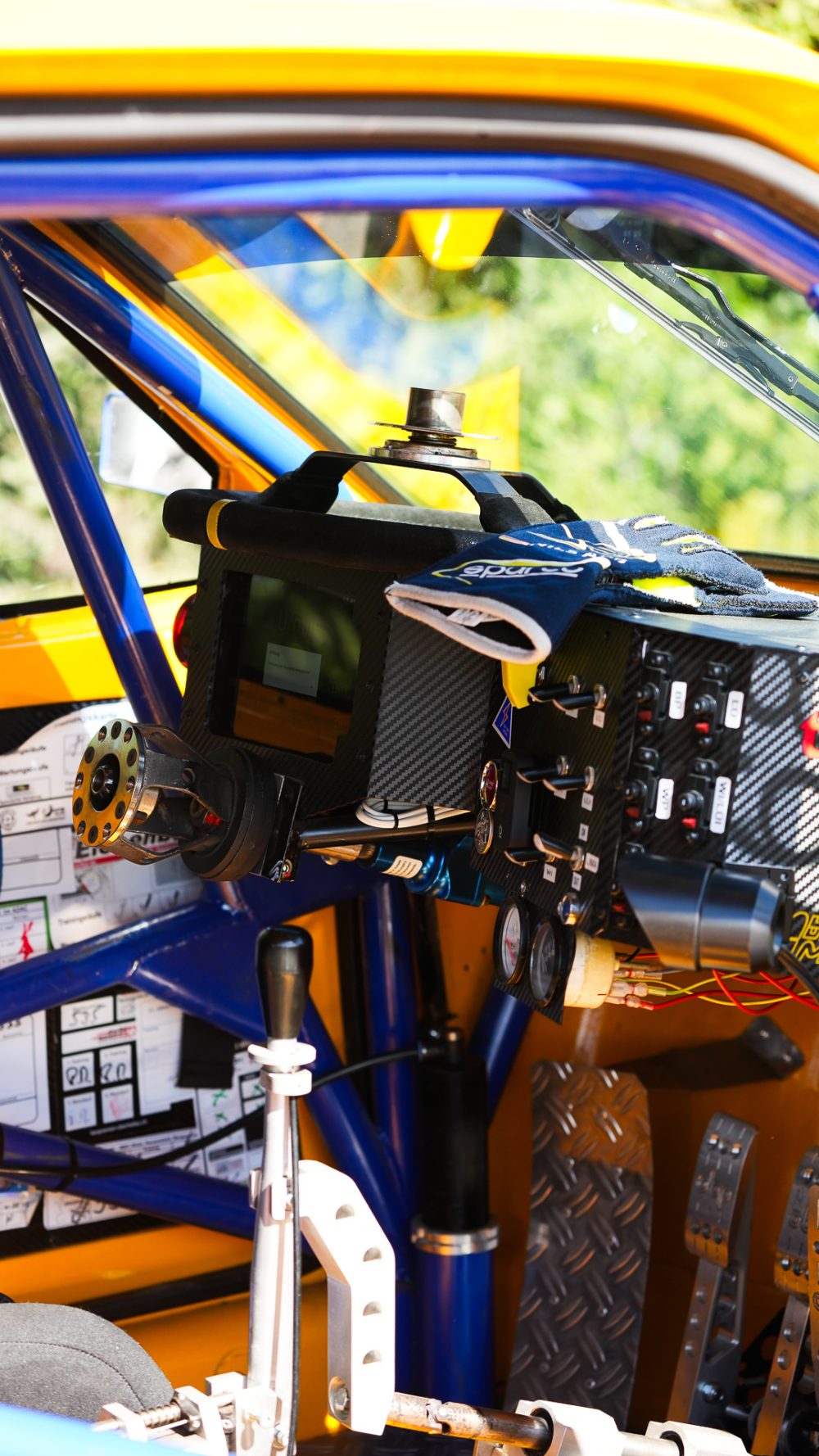 Bergrennen St. Agatha 2026 | Oberösterreich Detailaufnahme eines Cockpits mit Überrollkäfig, Elektronik und Pedalerie in Blau und Gelb