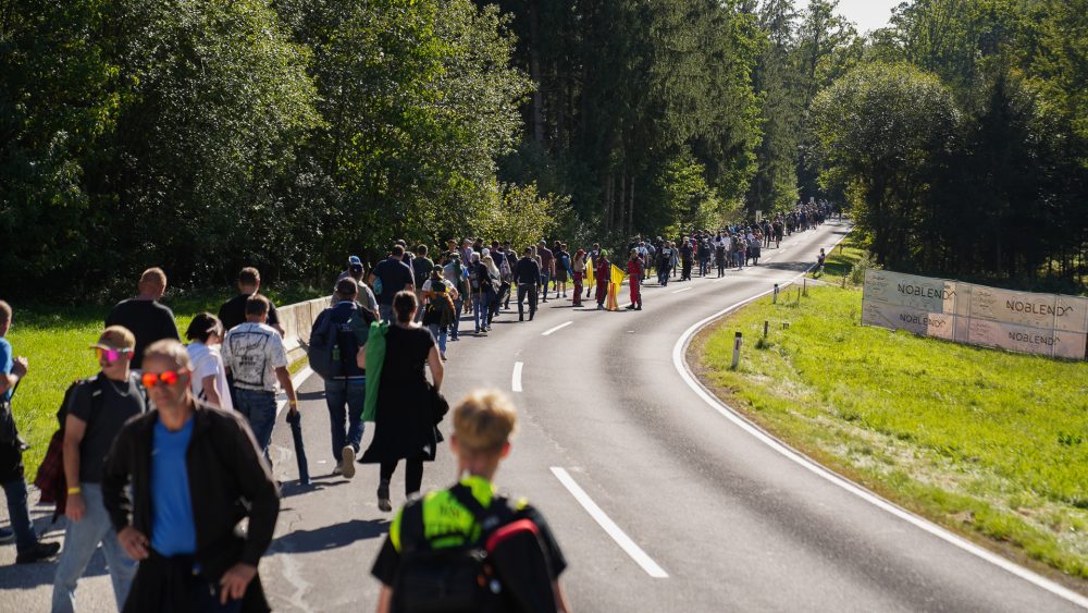 Bergrennen St. Agatha 2026 | Oberösterreich Schwarzweiße Aufnahme von Zuschauern, die auf der Straße durch den Wald zur Strecke gehen