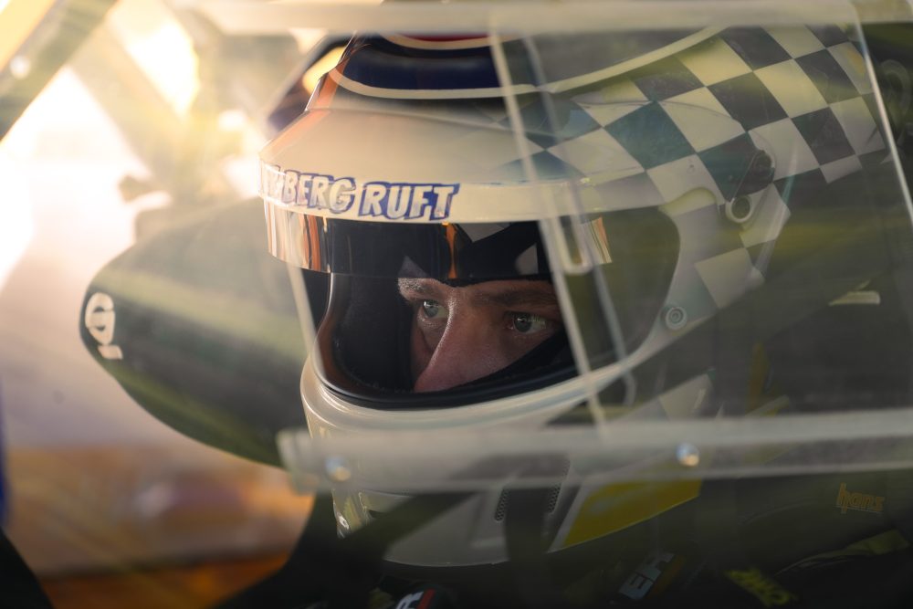 Bergrennen St. Agatha 2026 | Oberösterreich Fahrer mit kariertem Helm und orange getöntem Visier sitzt seitlich im Cockpit