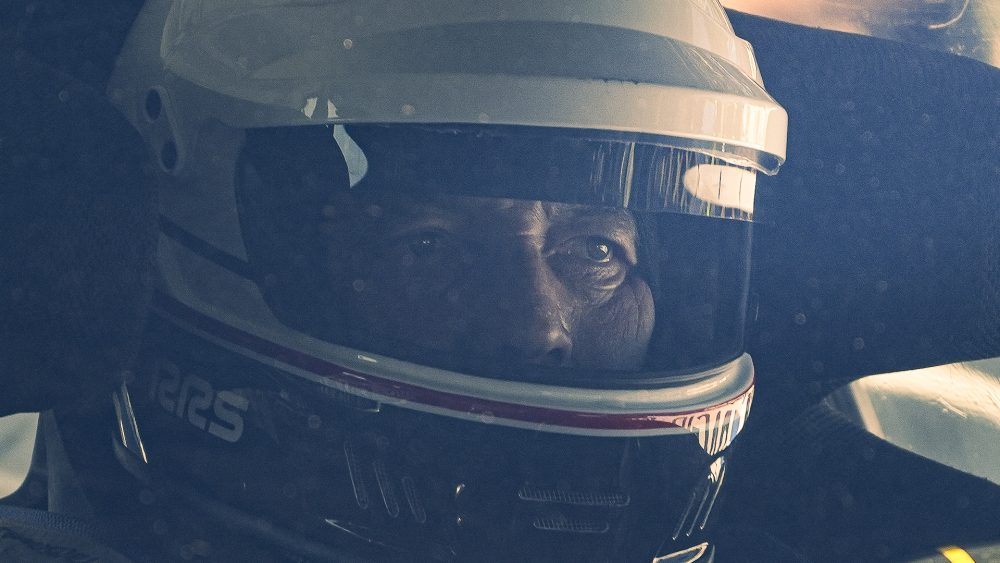 Bergrennen St. Agatha 2026 | Oberösterreich Nahaufnahme eines weiß goldenen Helms im abgedunkelten Cockpit