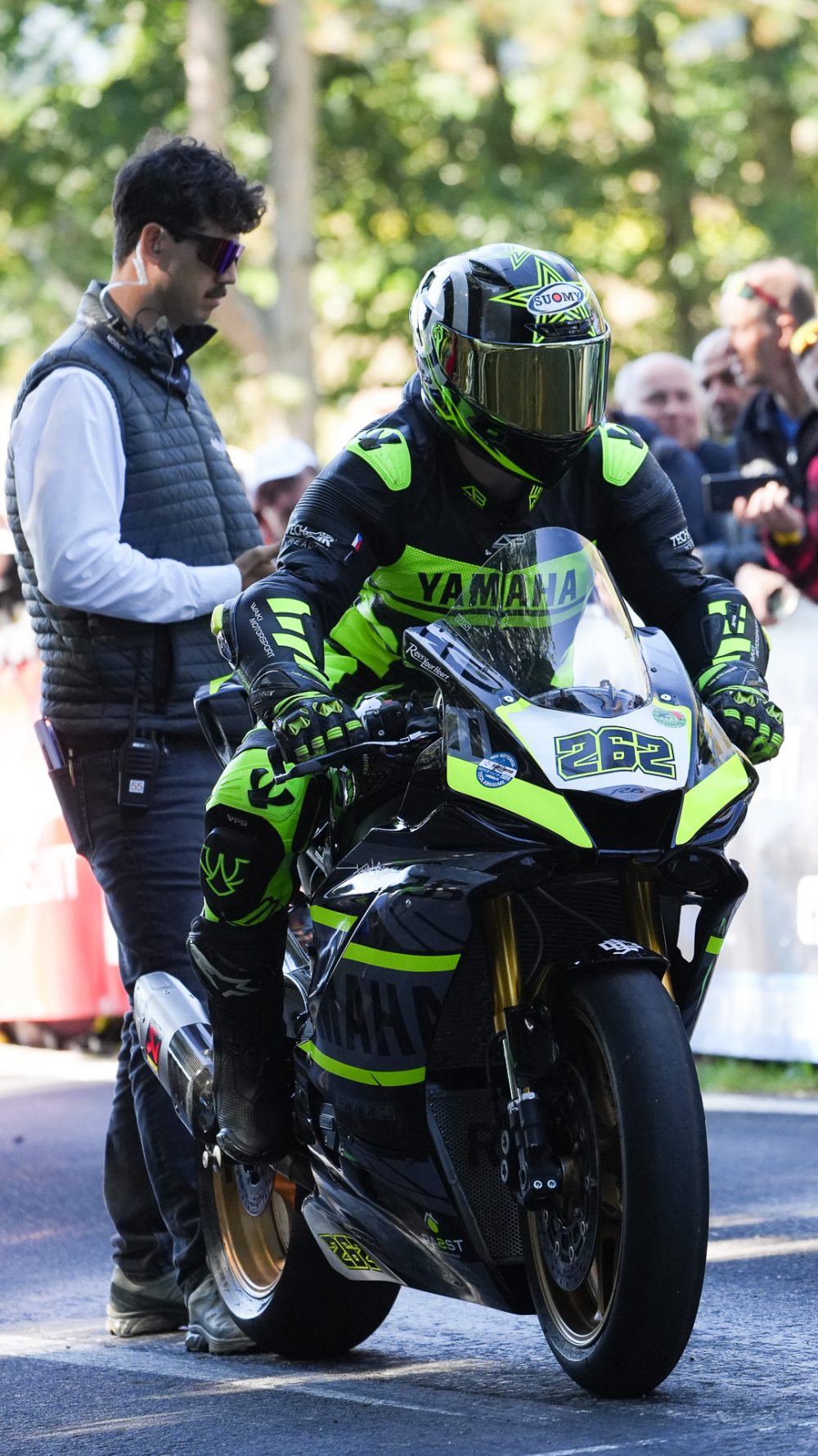 Bergrennen St. Agatha 2026 | Oberösterreich Motorradfahrer sitzt auf seiner Yamaha und unterhält sich mit einem Zuschauer am Streckenrand
